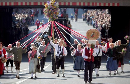 Der Straßenumzug bei der Fürther Michaelis-Kirchweih
