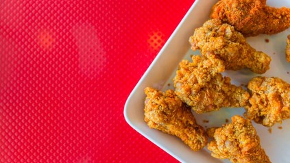 Eine Portion Chicken Wings von KFC auf einem Teller
