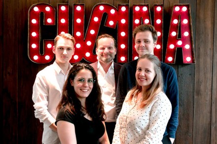 L’Osteria CEO Mirko Silz umgeben vom Teamcup-Gewinnerteam