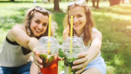 Zwei Mädchen mit einem Cocktail