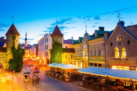 Die Innenstadt von Tallinn am Abend