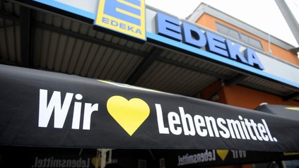Ein Edeka Markt von außen mit dem Wir lieben Lebensmittel Banner