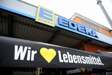 Ein Edeka Markt von außen mit dem Wir lieben Lebensmittel Banner