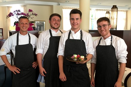 Vier Kochazubis im Vier Jahreszeiten Starnberg