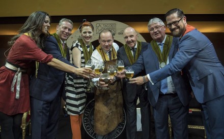 Jürg Stahl und einige andere Personen stoßen mit Bier an