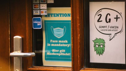 Hinweis auf 2G Plus an einer Restauranttür