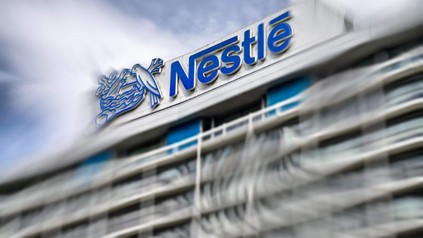 Das Logo von Nestlé auf der Firmenzentrale Frankfurt