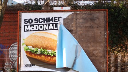 Ein abgerissenes McDonald's-Werbeplakat