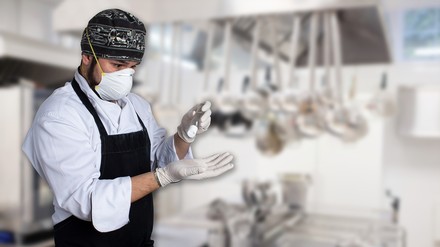 EIn Koch in einer Großküche