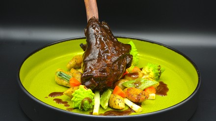 Lammhaxe mit Hanfnuss-Gnocchi.
