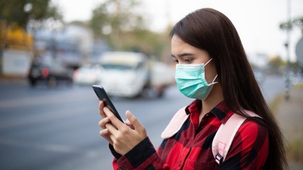 Eine Frau mit Smartphone