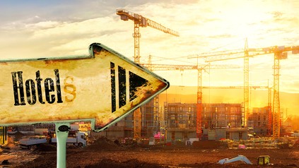 Ein Hotelschild vor einer Baustelle