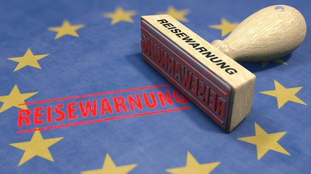 Ein Stempel „Reisewarnung“