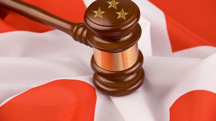 Ein Richterhammer, der auf eine Schweizer Flagge schlägt