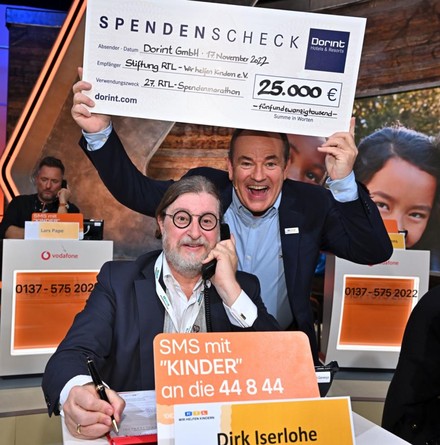 Aufsichtsratsvorsitzender Dirk Iserlohe am Spendentelefon bei RTL.