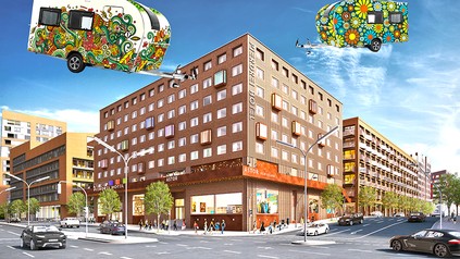 Kräne hieven Campingwägen auf eine Hotelterrasse