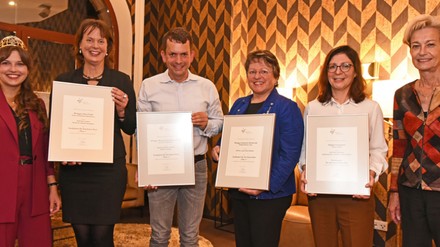 V.l.n.r. Sina Erdrich (Deutsche Weinkönigin), Birgit Zehe-Clauß, Marcus Clauß (Weingut Zehe-Clauss), Dr. Tobias Gottwald (Weingut Gottwald), Doris Emmerich-Koebernik (Weingut Emmerich-Koebernik), Nadine Herres-Singer (Sektgut St. Laurentius), Monika Reule (Deutsches Weininstitut)