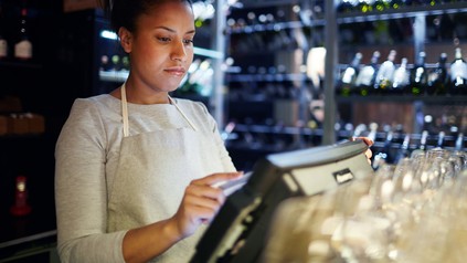 Kassiererin bei der Arbeit