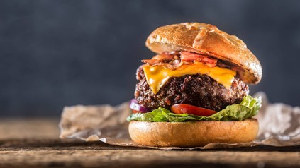 Nahaufnahme Burger mit Salat, Käse und Bacon