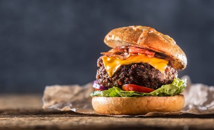 Nahaufnahme Burger mit Salat, Käse und Bacon