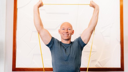 Mark Arnall macht eine Dehnübung vor.