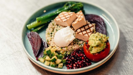 Ein gesundes Gericht, schön angerichtet auf einem Teller.