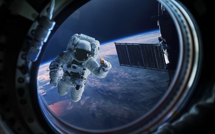 Astronaut im Weltraum mit Cookie in der Hand