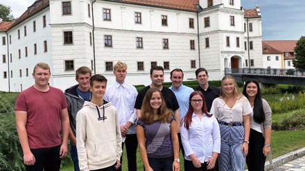 Elf neue Auszubildende wurden 2020 auf Schloss Hohenkammer begrüßt