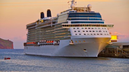 Kreuzfahrtschiff im Abendrot im Hafen