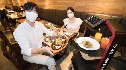 AI Serving Robot bei der Arbeit