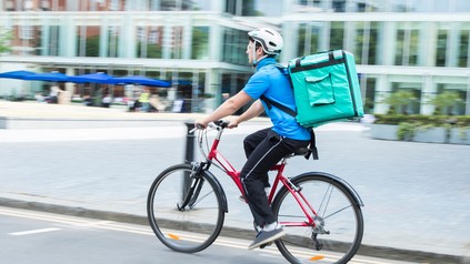 Fahrradkurier liefert Essen in der Stadt