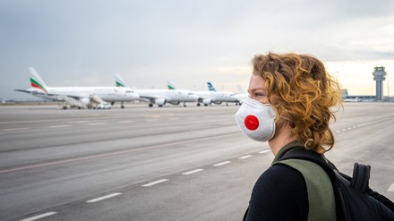 Eine Frau auf einem Flughafen