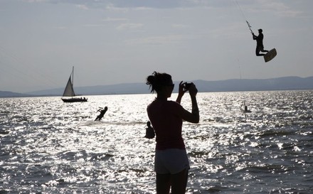 Kite Surfer am Neusiedlersee Österreich