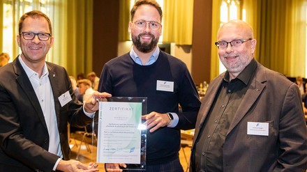 Übergabe des Zertifikats „Exzellente Ausbildung“.