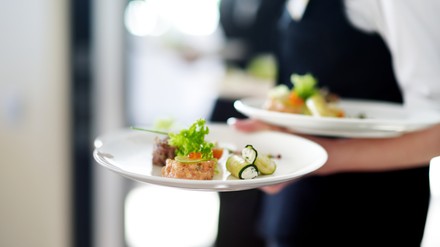 Kellner serviert Essen