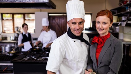 Eine Managerin und ein Chefkoch eines Hotels