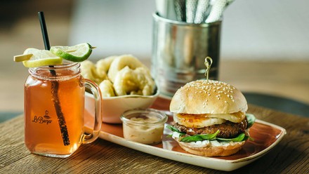 Der Burger bei Le Burger sieht zum Anbeißen aus.