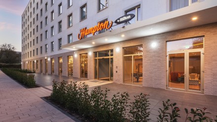 Außenfassade des Hampton by Hilton Konstanz.