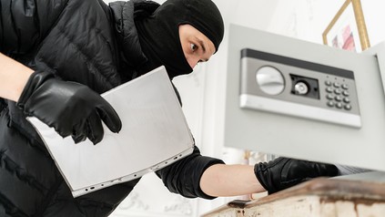 Ein Dieb räumt einen Hotel-Safe aus