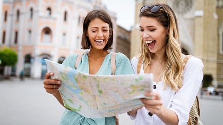 Zwei Frauen mit Stadtplan