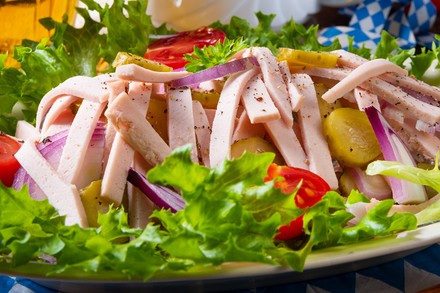 Ein Wurstsalat auf einem Teller