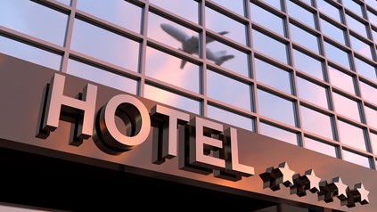 Ein Flugzeug und ein Hotel