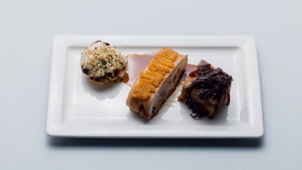 Poulet mit Aprikosengel, Jus, Knödel mit Zwiebel-Chutney und Blumenkohl.