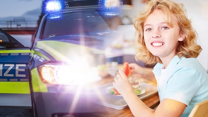 Eine Kita-Mensa und ein Polizeiauto