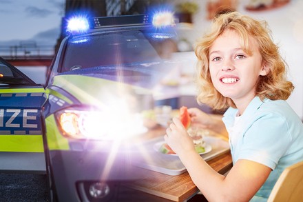 Eine Kita-Mensa und ein Polizeiauto