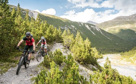 Zwei Radfahrer touren in den Bergen der Schweiz
