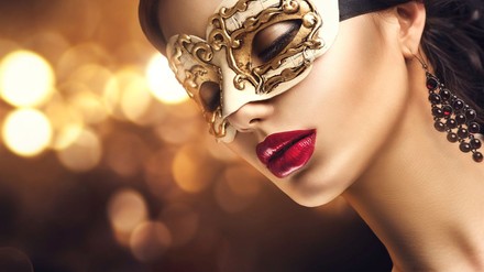 Elegante Frau mit Faschings-Augenmaske