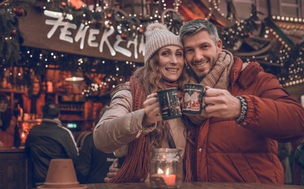Paar auf Christkindlmarkt mit Punsch-Häferl