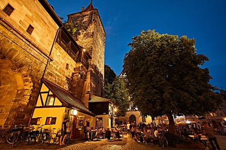Ein Biergarten an einer Burg