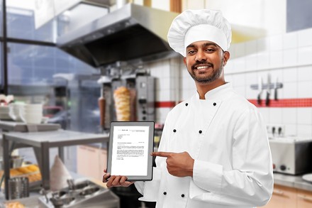 Ein Koch mit einer Bewerbung in der Hand